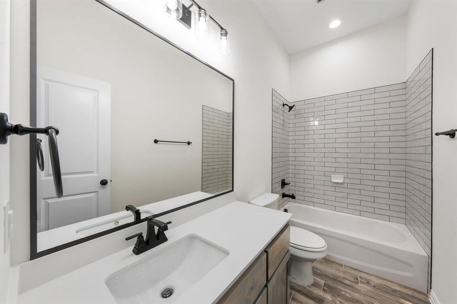 Furnished interior view inside a new home in , Waxahachie (Image 13).