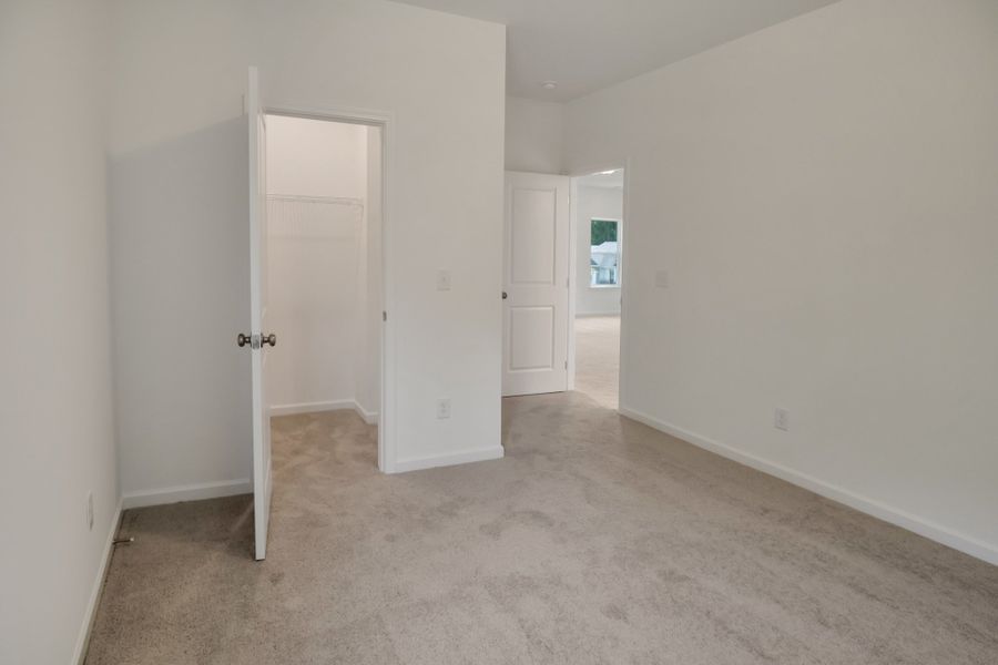 Spacious, unfurnished interior of a new home in Marlin Pointe, White House (Image 15).