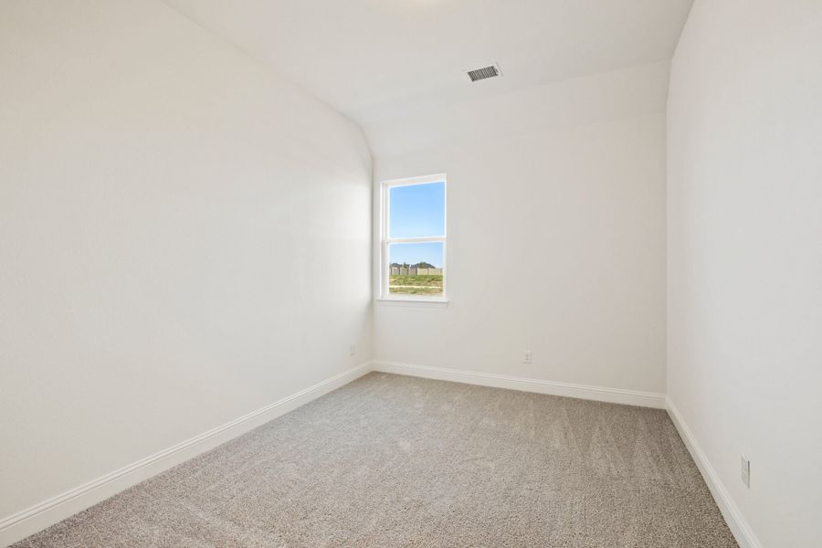 Spacious, unfurnished interior of a new home in Myrtle Creek, Waxahachie (Image 28).