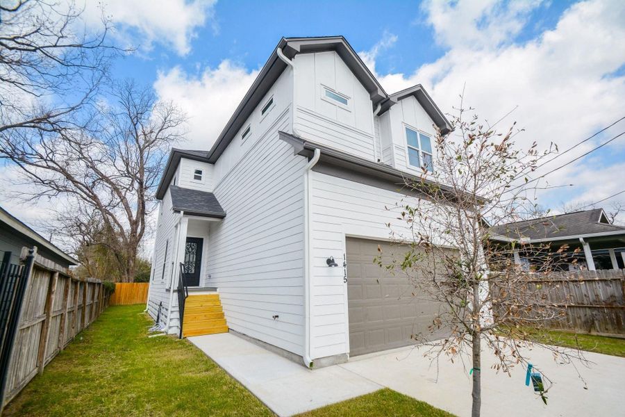 Exterior details and patio area of a home in , Houston (Image 20).