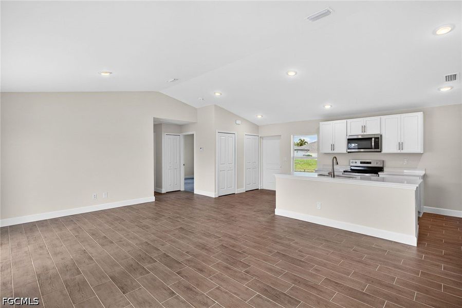 Spacious, unfurnished interior of a new home in Cape Coral, Cape Coral (Image 23).