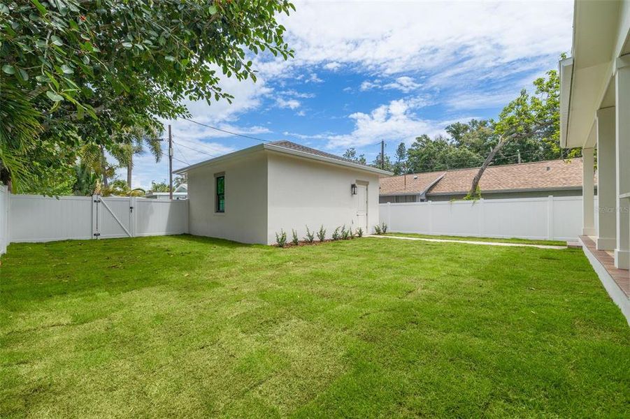 Exterior details and patio area of a home in , St. Petersburg (Image 30).