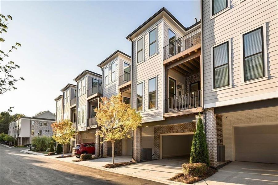 Condo located in Alpharetta, GA showcasing its design and architecture (Image 5).