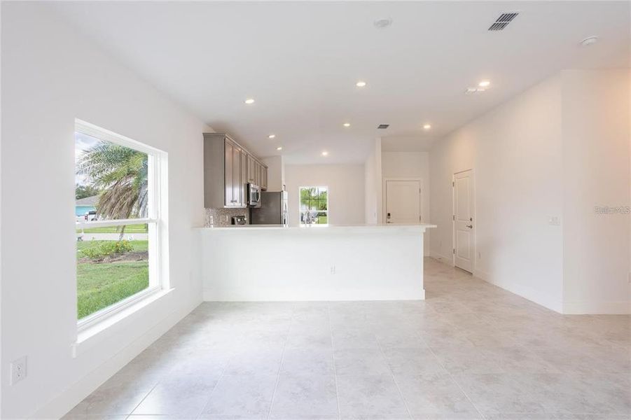 Spacious, unfurnished interior of a new home in , Port Charlotte (Image 18).