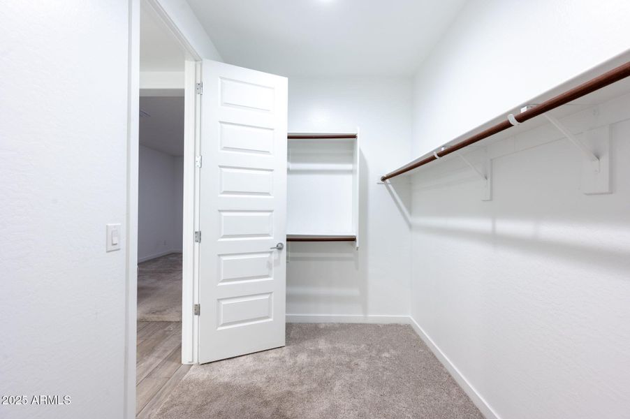 Large Primary Wal-in Closet