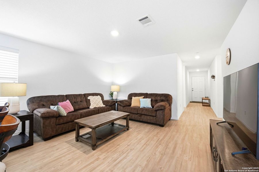Furnished interior view inside a new home in Lodi Grove, Floresville (Image 14).