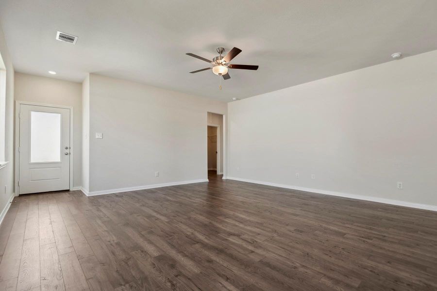 Spacious, unfurnished interior of a new home in Sweetwater Ridge, Conroe (Image 7).