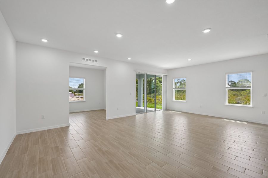Spacious, unfurnished interior of a new home in Port Charlotte, Port Charlotte (Image 40).