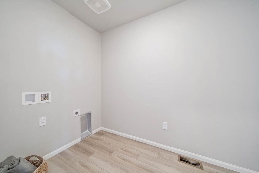 Spacious, unfurnished interior of a new home in Thompson River Ranch, Johnstown (Image 21).