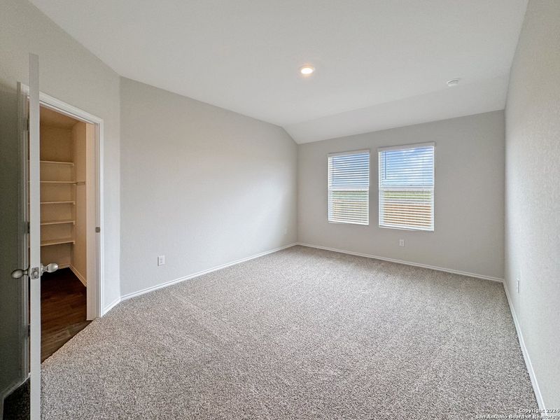 Spacious, unfurnished interior of a new home in Saengerhalle Meadows, New Braunfels (Image 16).