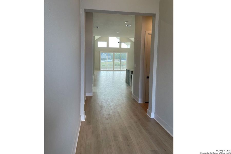 Spacious, unfurnished interior of a new home in Potranco Oaks, Castroville (Image 19).