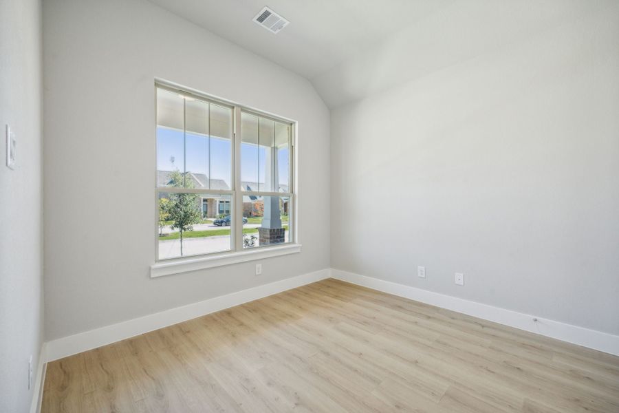 Spacious, unfurnished interior of a new home in Dove Hollow, Waxahachie (Image 20).