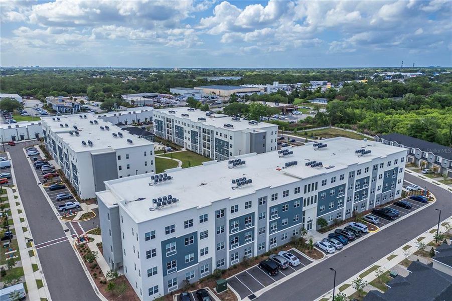 Condo located in Orlando, FL showcasing its design and architecture (Image 4).