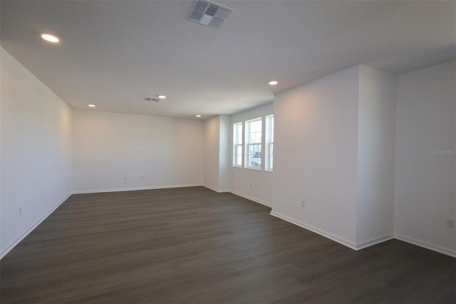 Spacious, unfurnished interior of a new home in Willow Run, Apopka (Image 15).