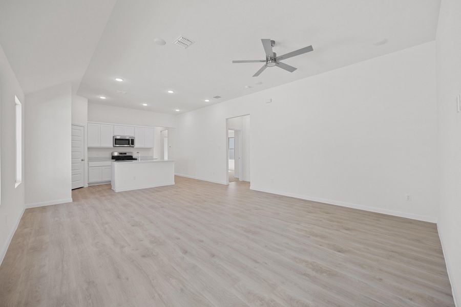 Spacious, unfurnished interior of a new home in Trinity Ranch, Elgin (Image 14).