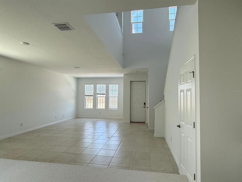 Spacious, unfurnished interior of a new home in Cypress Bluff, Groveland (Image 9).