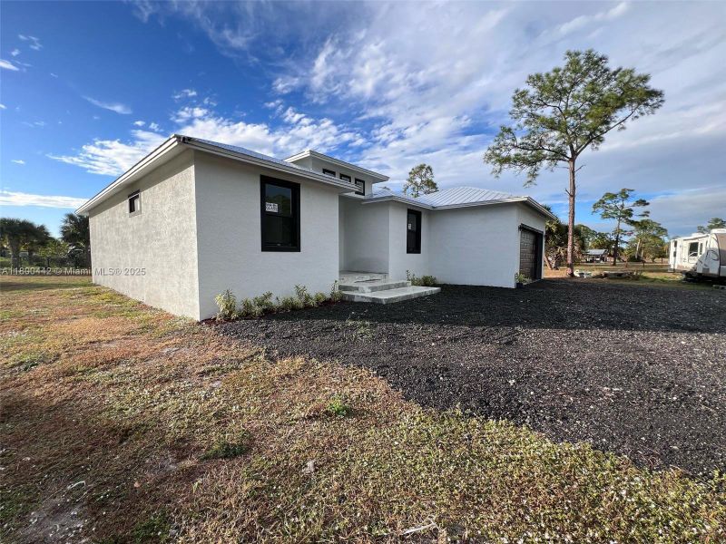 Front exterior of a new home in , Clewiston, FL, highlighting curb appeal (Image 1). Front exterior of a new home in , Clewiston, FL, highlighting curb appeal (Image 1).