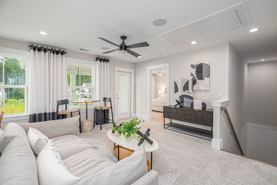Representative furnished interior of a home built from the Woodward by Pulte Homes in Waterways, Richmond Hill (Image 33).