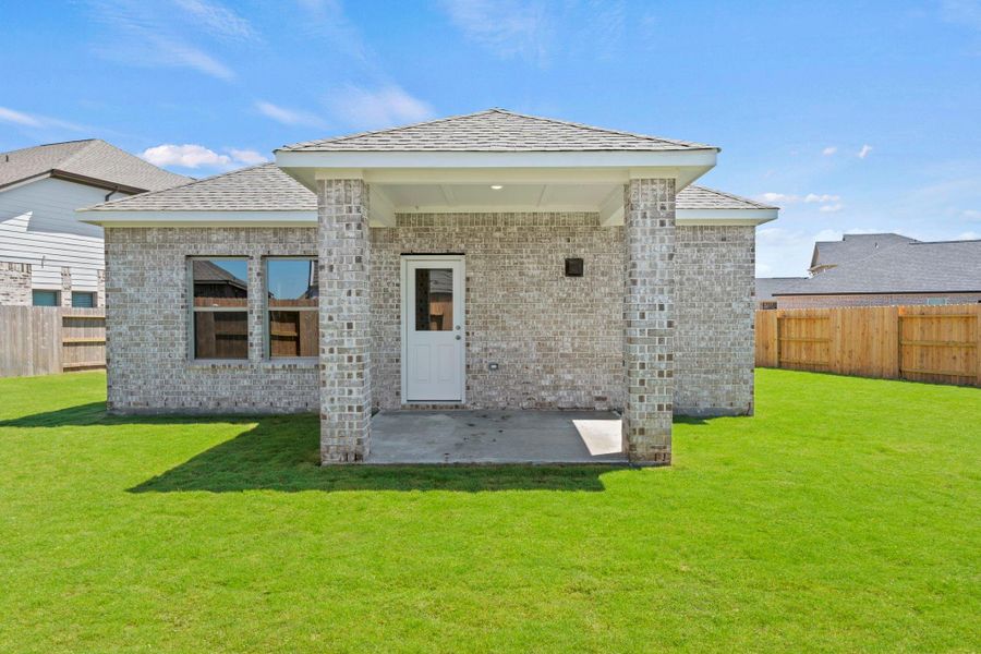 Exterior details and patio area of a home in Creekhaven, Rosharon (Image 4).