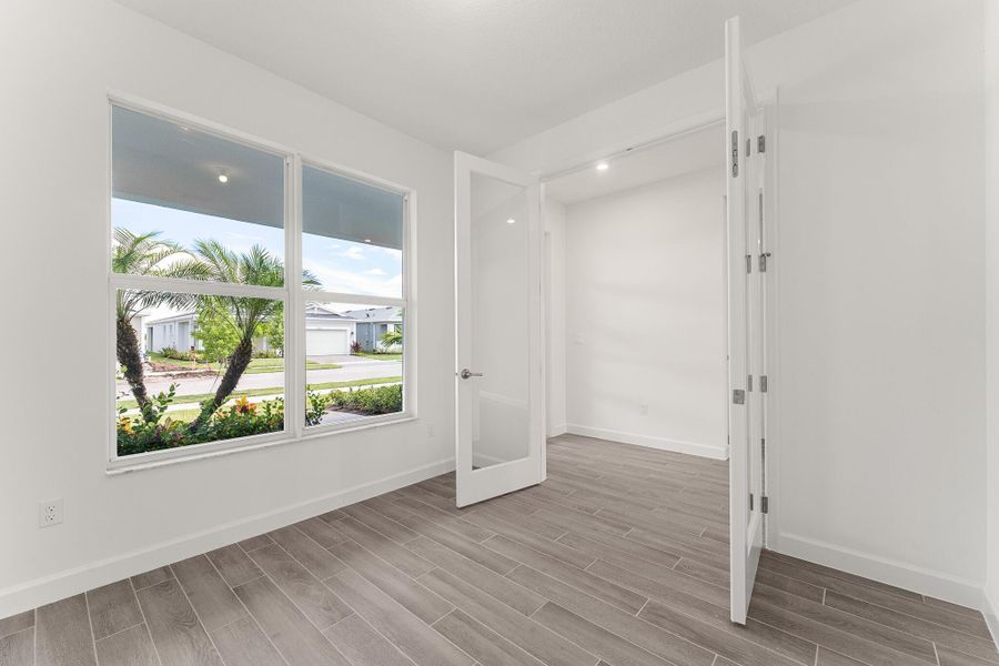 Spacious, unfurnished interior of a new home in Tradition - Kenley, Port St. Lucie (Image 8).