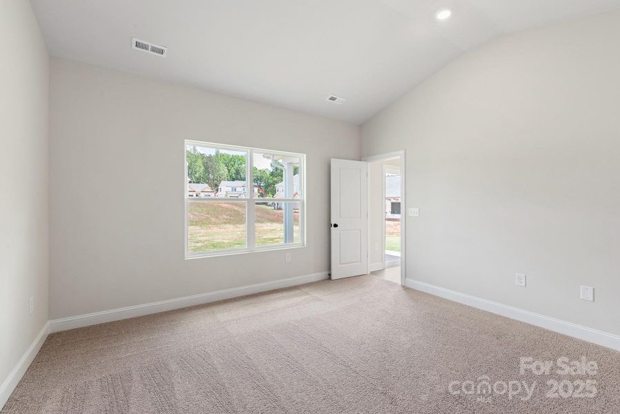 Spacious, unfurnished interior of a new home in Ascot Woods, Charlotte (Image 9).