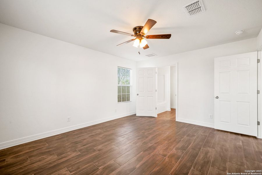 Spacious, unfurnished interior of a new home in , San Antonio (Image 17).