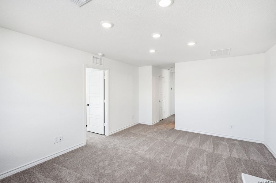 Spacious, unfurnished interior of a new home in Dove Song, Marion (Image 25).