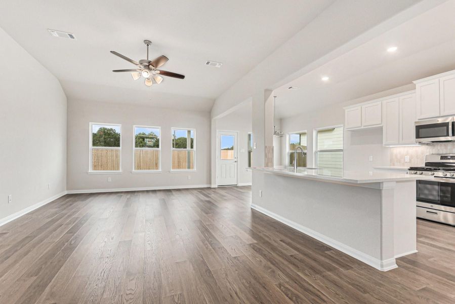 Spacious, unfurnished interior of a new home in , Bay City (Image 24).