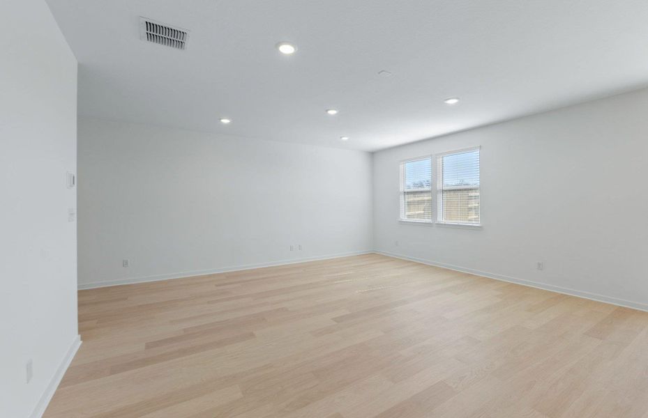 Spacious, unfurnished interior of a new home in Sunfield, Buda (Image 13).