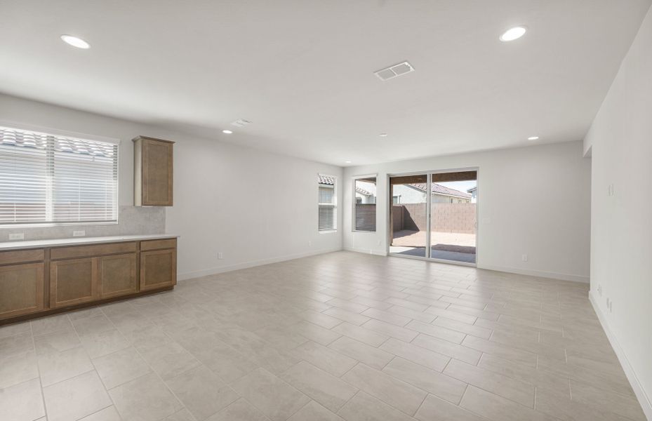 Spacious, unfurnished interior of a new home in Blossom Rock, Apache Junction (Image 14).