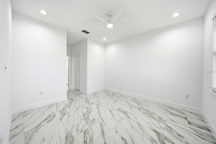 Spacious, unfurnished interior of a new home in , Altamonte Springs (Image 32).