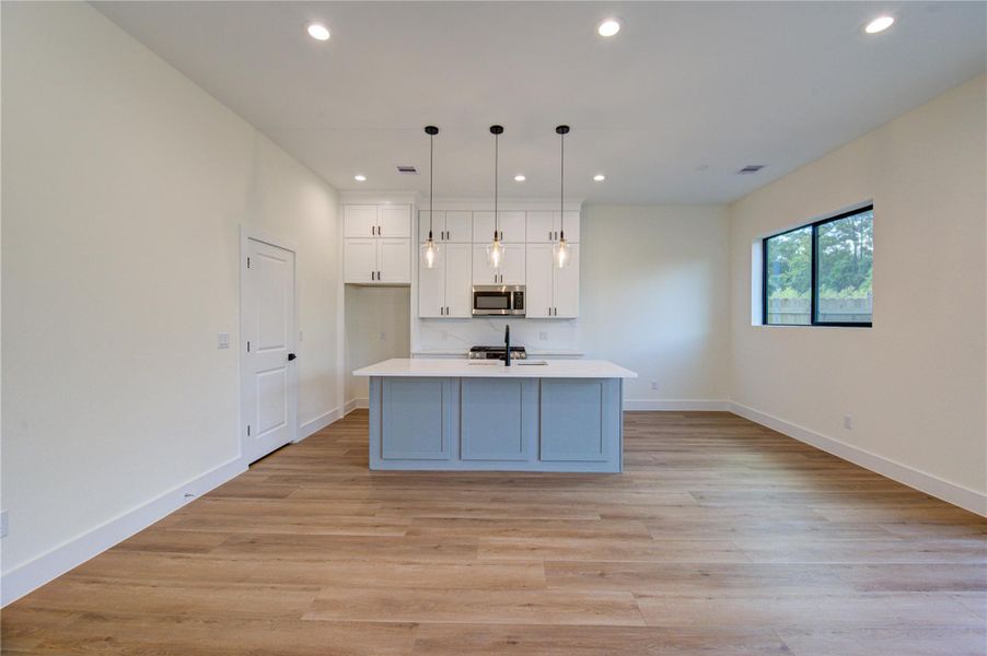 Inviting breakfast area with ample space for family gatherings. Inviting breakfast area with ample space for family gatherings.