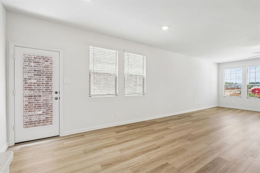 Spacious, unfurnished interior of a new home in Oak Ridge Park, Corinth (Image 33).