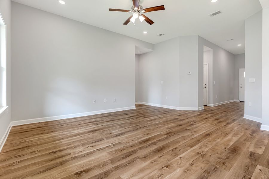 Spacious, unfurnished interior of a new home in Oak Hollow, Crestview (Image 32).