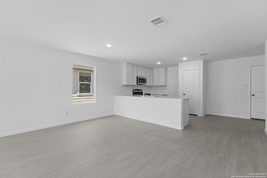 Spacious, unfurnished interior of a new home in Lodi Grove, Floresville (Image 14).