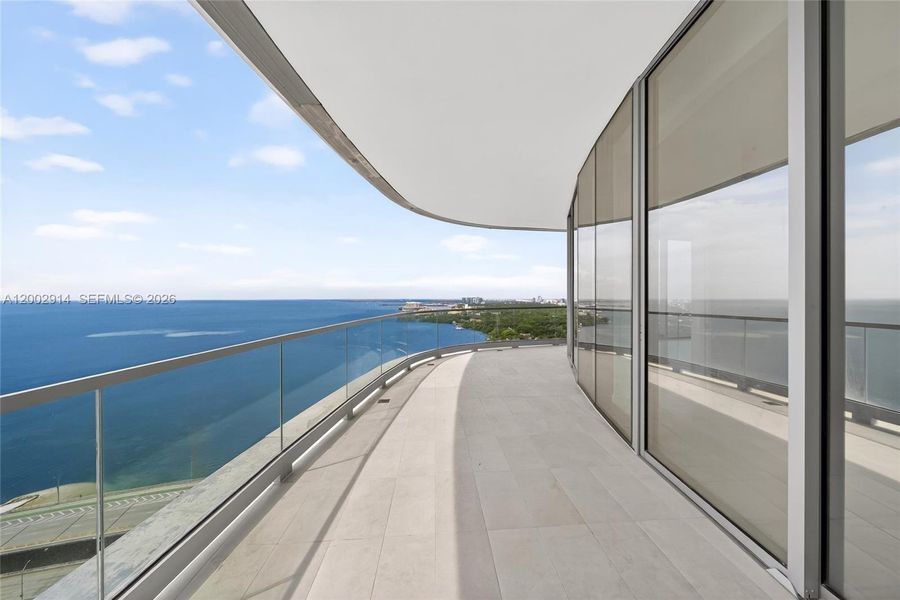 Condo located in Miami, FL showcasing its design and architecture (Image 4).