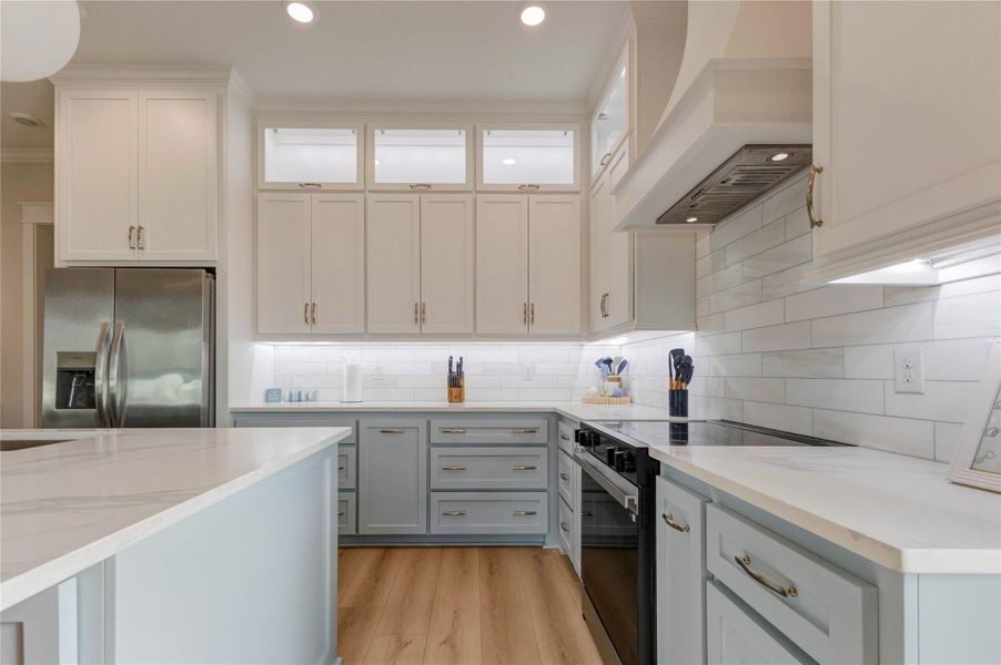 Furnished interior view inside a new home in , Galveston (Image 15).