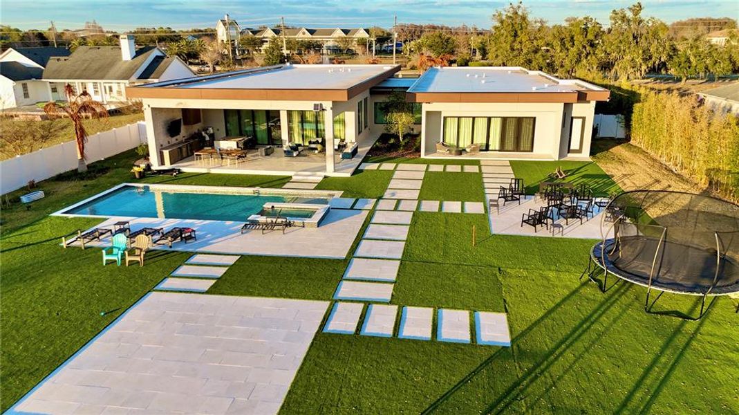 Community amenities in , Windermere (Image 64).