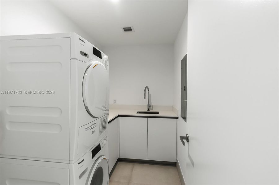 Furnished interior view inside a new home in , Bay Harbor Islands (Image 9).