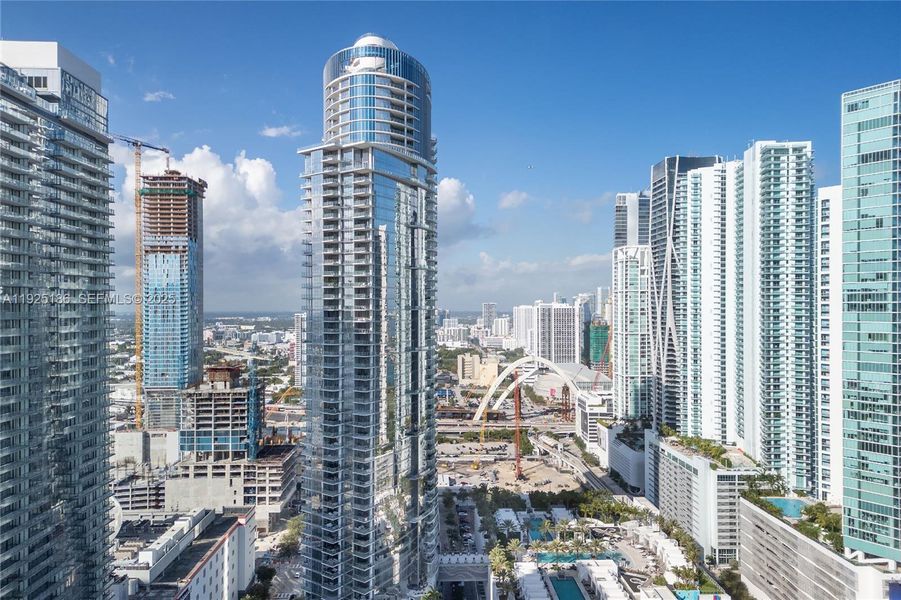 Condo located in Miami, FL showcasing its design and architecture (Image 28).