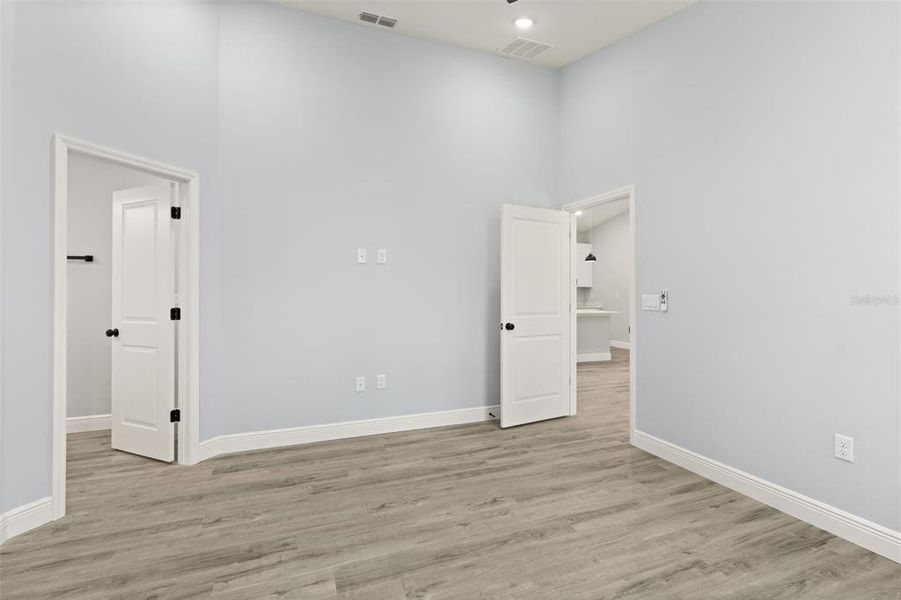 Spacious, unfurnished interior of a new home in , Orange City (Image 19).