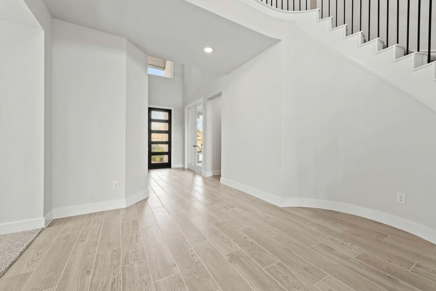 Spacious, unfurnished interior of a new home in Grand Central Park – 50', Conroe (Image 14).