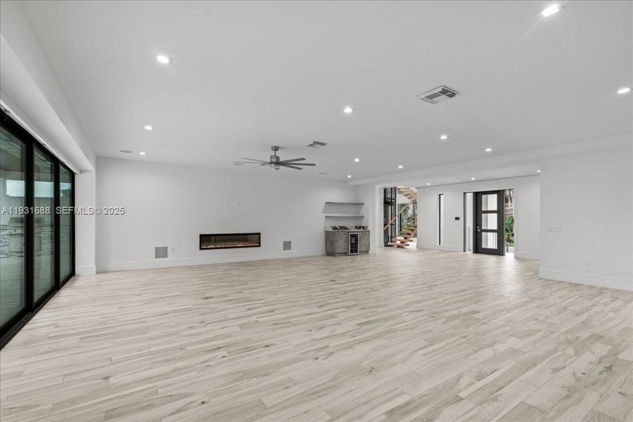 Spacious, unfurnished interior of a new home in , Naples (Image 24).
