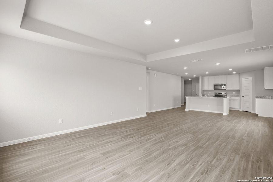 Spacious, unfurnished interior of a new home in Cinco Lakes, San Antonio (Image 13).