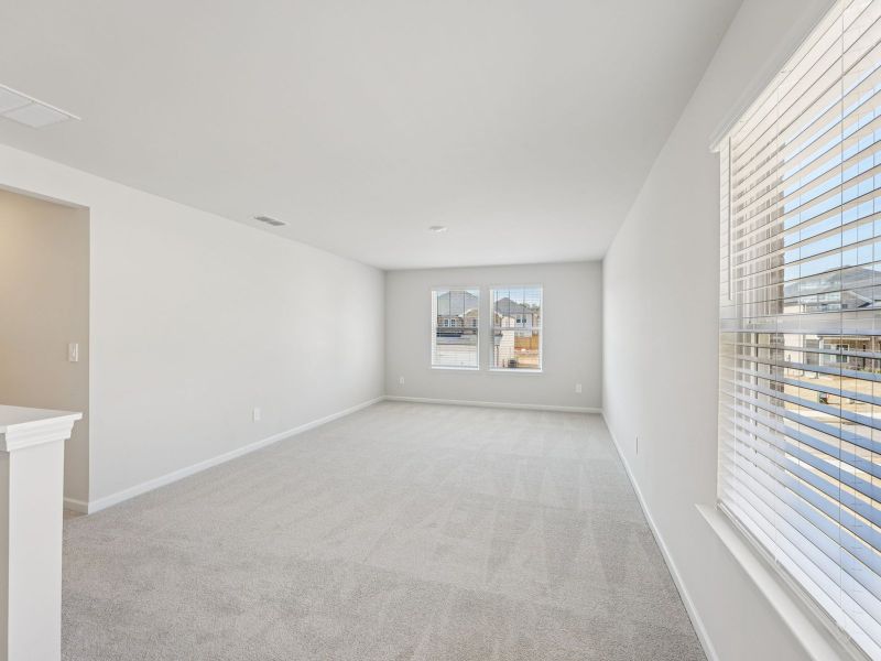 Spacious, unfurnished interior of a new home in Ivey Township, Dallas (Image 16).