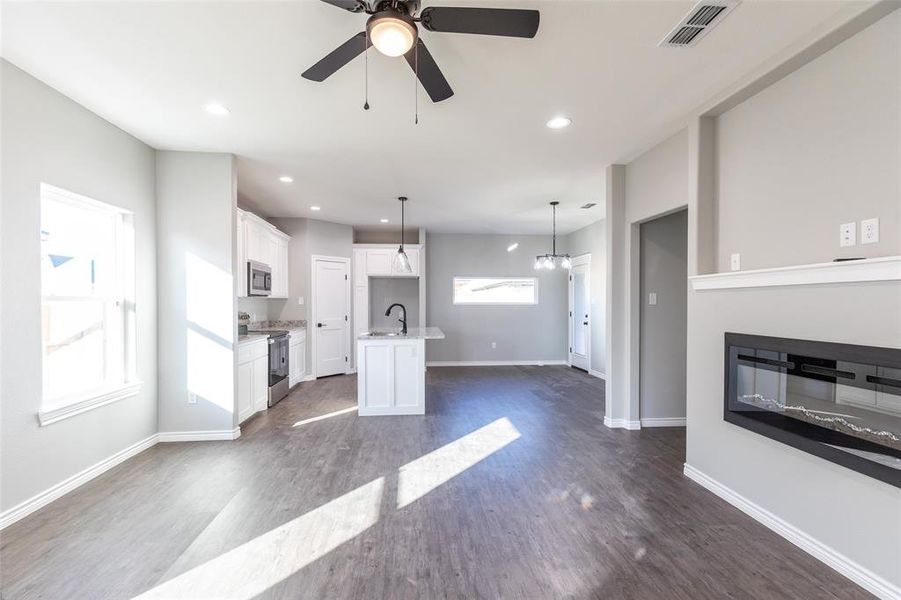 Spacious, unfurnished interior of a new home in , Abilene (Image 30).