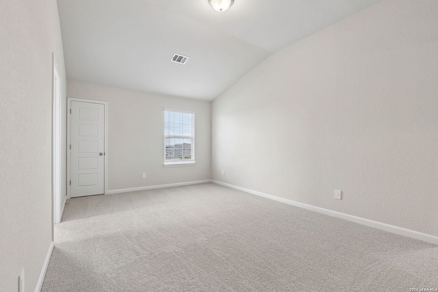 Spacious, unfurnished interior of a new home in Thomas Pond, San Antonio (Image 29).