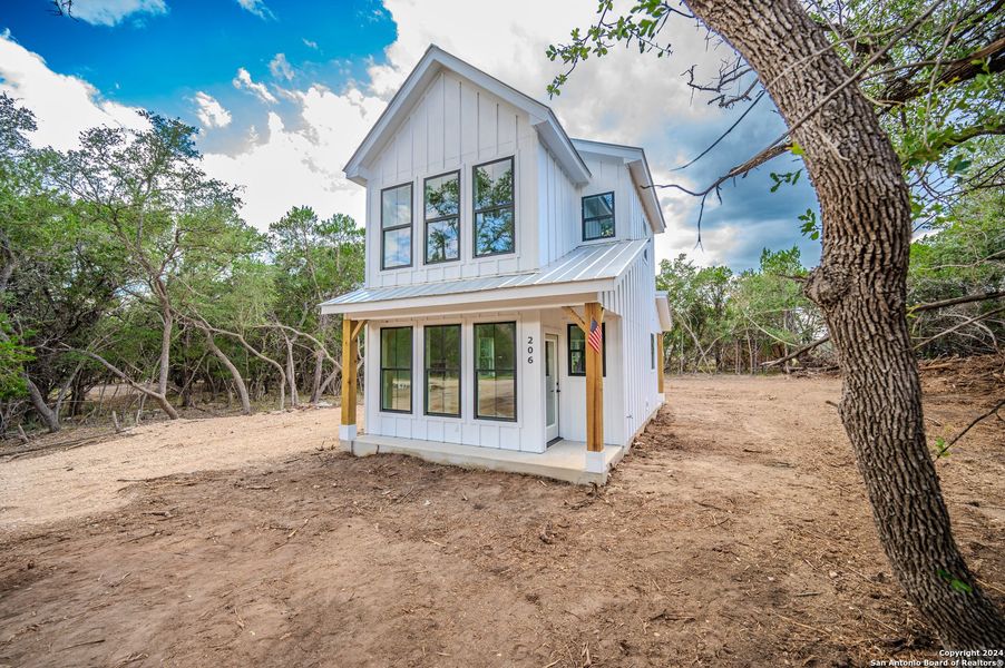 Exterior details and patio area of a home in , Bandera (Image 2).