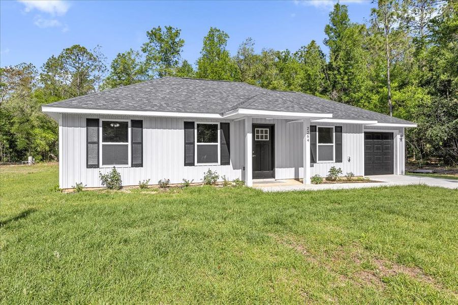 Exterior details and patio area of a home in , Dunnellon (Image 18).