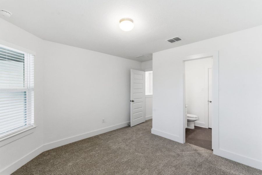 Spacious, unfurnished interior of a new home in Buffalo Crossing, Cibolo (Image 38).